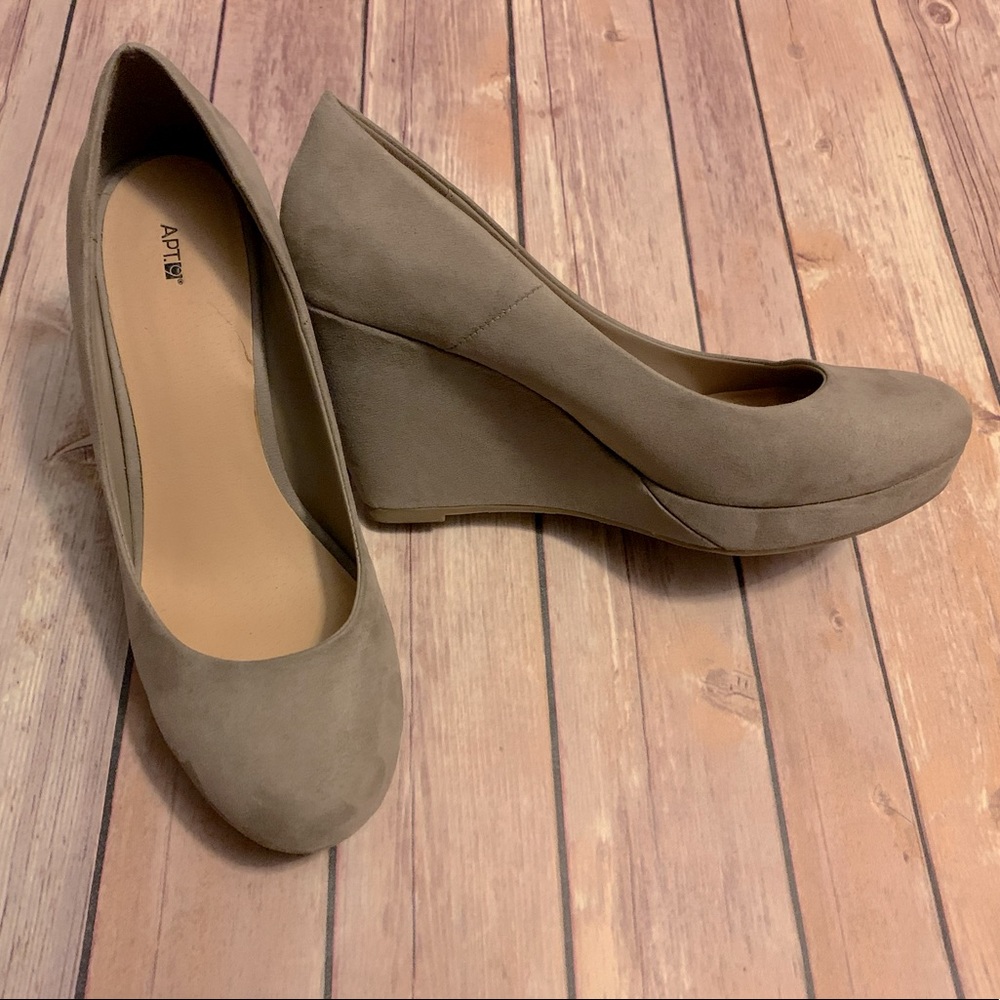 VGUC Apt 9 faux suede wedges